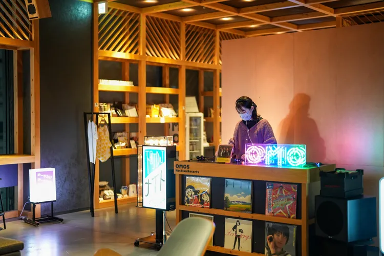 入夜後的OMO base亮起霓虹燈搖身一變，成為播放80年代流行City Pop曲風的Lounge Bar。田欣雲攝