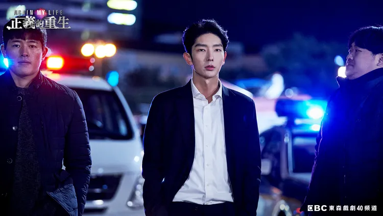 李準基（中）飾演熱血檢察官「金熙宇」。東森提供