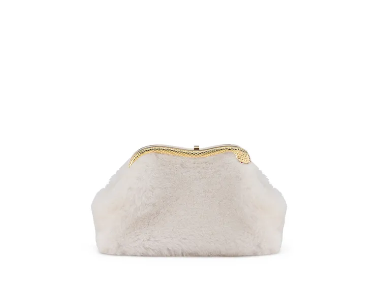 Serpentine Pouch象牙蛋白石色剪羊毛羊皮手拿包，約9萬7800元。品牌提供
