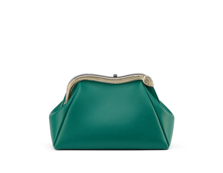 Serpentine Pouch祖母綠色小牛皮手拿包，約9萬2600元。品牌提供