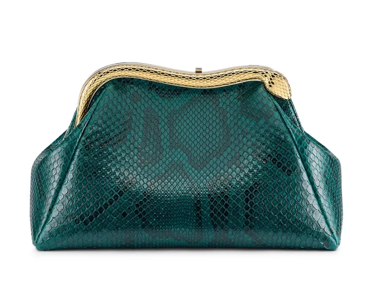 Serpentine Pouch祖母綠色蟒蛇皮手拿包，約18萬2900元。品牌提供