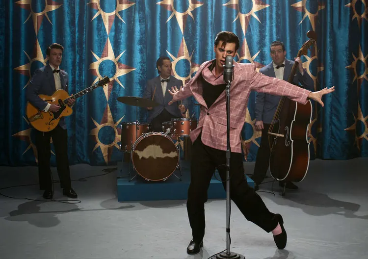 《貓王艾維斯》以貓王艾維斯普里斯萊的生平輔以動人的音樂，上映後評價不俗。