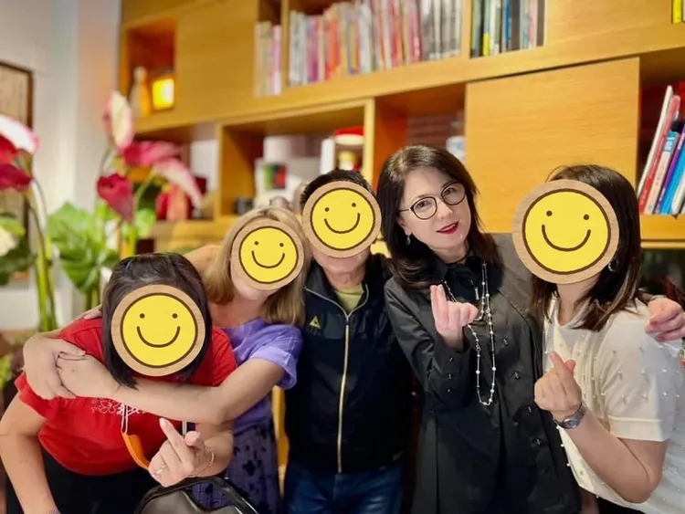 戈偉如出現在友人聚會中氣色極佳。翻攝臉書