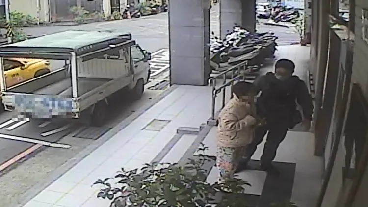 警方將婦人帶進所內查明身份。警方提供