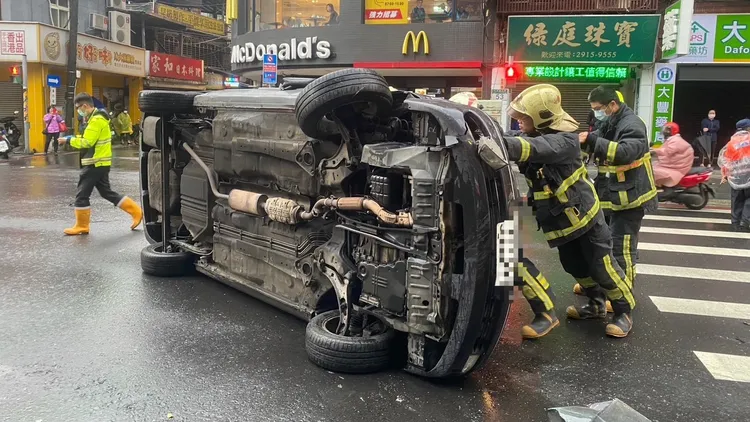 范男駕駛的轎車失控翻覆。新店警分局提供