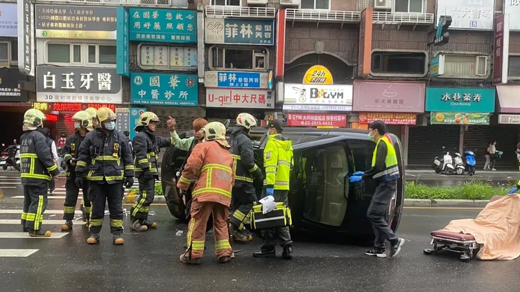 救護人員到場將范男救出，所幸並未受傷。新店警分局提供