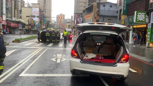 遭擦撞失控翻覆　新店北新路車禍事故釀大塞車