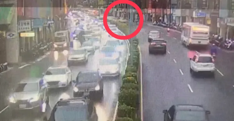 馬女自巷內駛出不慎撞上范男車輛。新店警分局提供