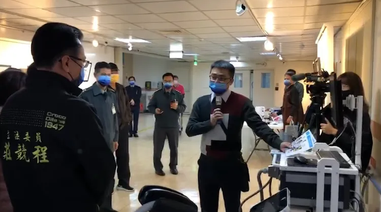 院方人員介紹新引進的治療儀器。國軍台中總醫院提供