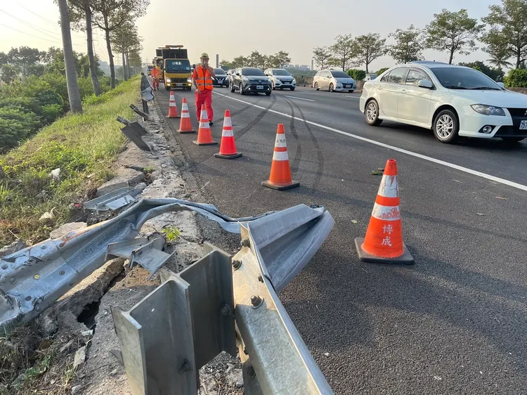 貨櫃車衝破路邊護欄。讀者提供