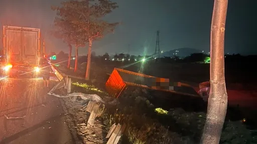 國1北上岡山段4車連環撞　貨櫃車衝出邊坡翻覆