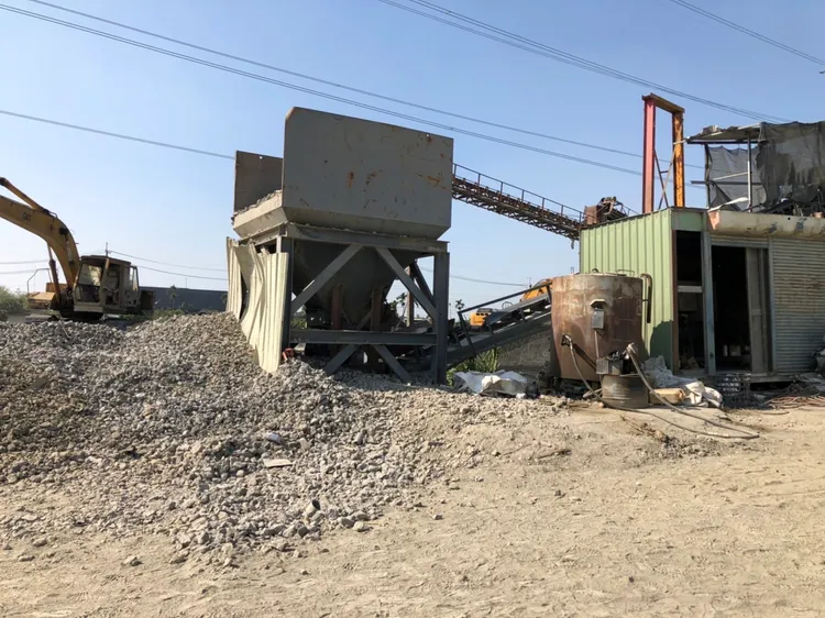 高雄一家砂石場發生工人手臂捲入機器意外。讀者提供