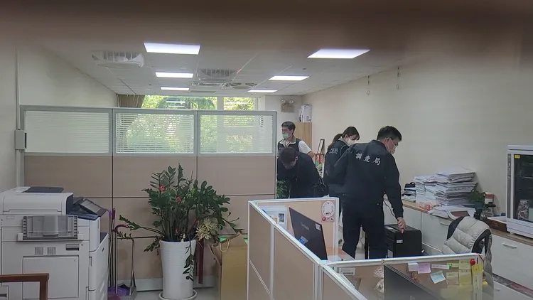 搜索辦公室。劉榮輝攝