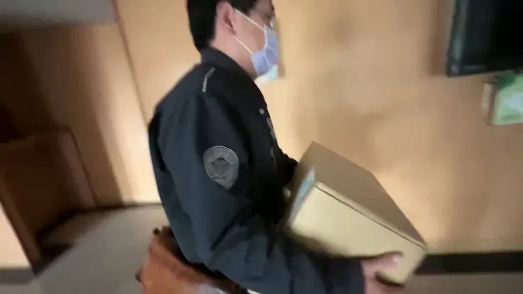 調查人員搬走一箱一箱的證物。劉榮輝攝