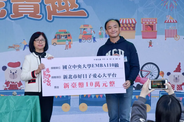 林勇國（右）24日代表中央大學EMBA110級捐贈10萬  由社會局許秀能副局長(左)受贈。新北市府提供