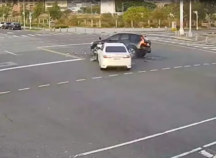 廖姓男子因闖紅燈，撞擊綠燈直行的休旅車。讀者提供