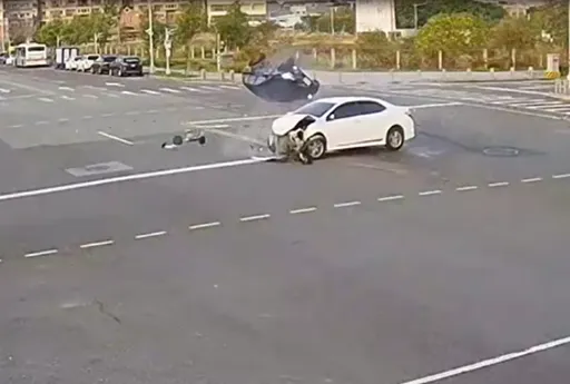 翻滾片|台中瑞典坦克慘遭神A擊落 騰空翻轉180度!不敗神話幻滅