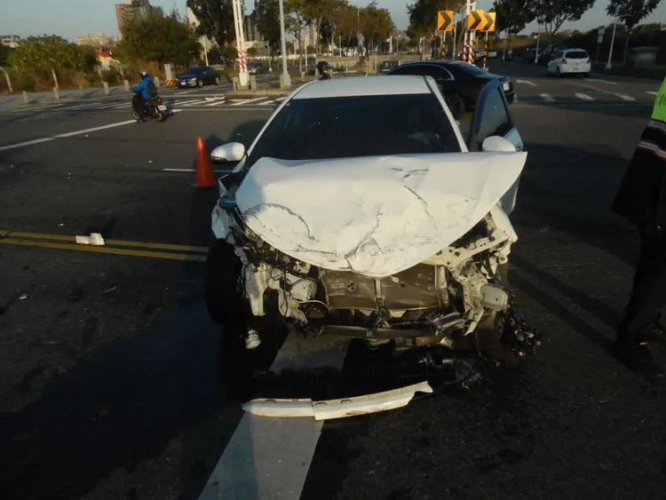 豐田神 A自小客車頭嚴重毀損。讀者提供