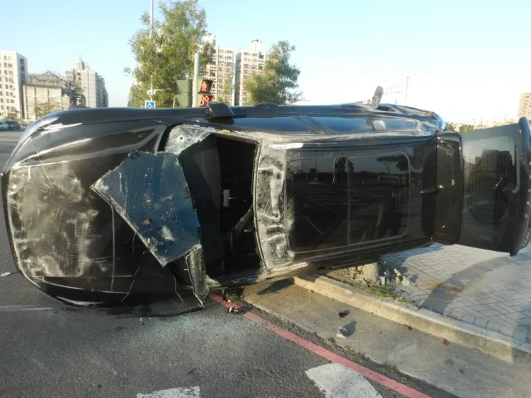 瑞典坦克慘遭神A擊落，擋風玻璃破碎、側翻路旁。讀者提供