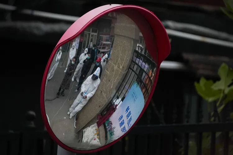 不少「大白」其實是短期雇工，而且通常也與街訪鄰居認識。美聯社資料照片