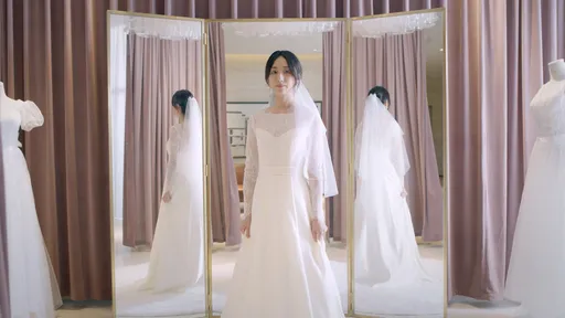 柯佳嬿十指緊扣許光漢同居洩蜜　網驚見她穿婚紗：新郎是誰？