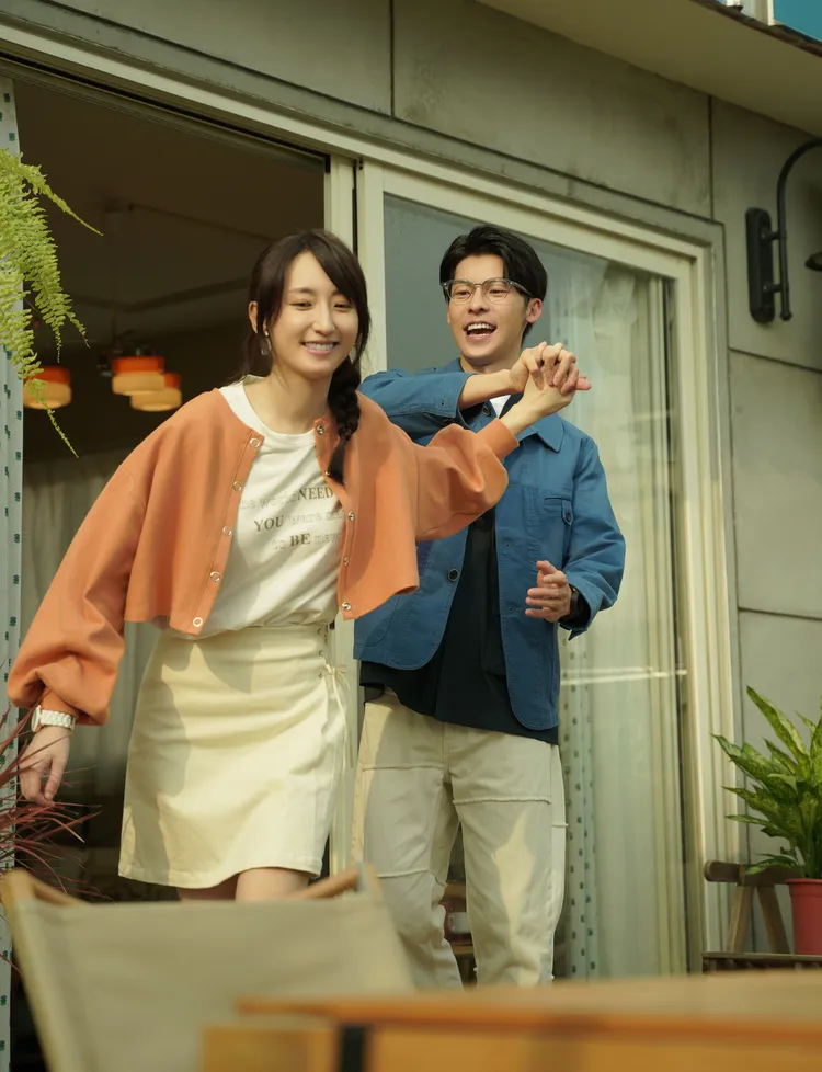 李子維、黃雨萱同居十指緊扣畫面曝光。車庫娛樂、三鳳製作提供