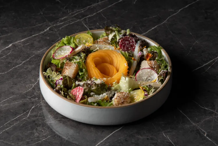 炙燒干貝軟絲沙拉，460元。業者提供