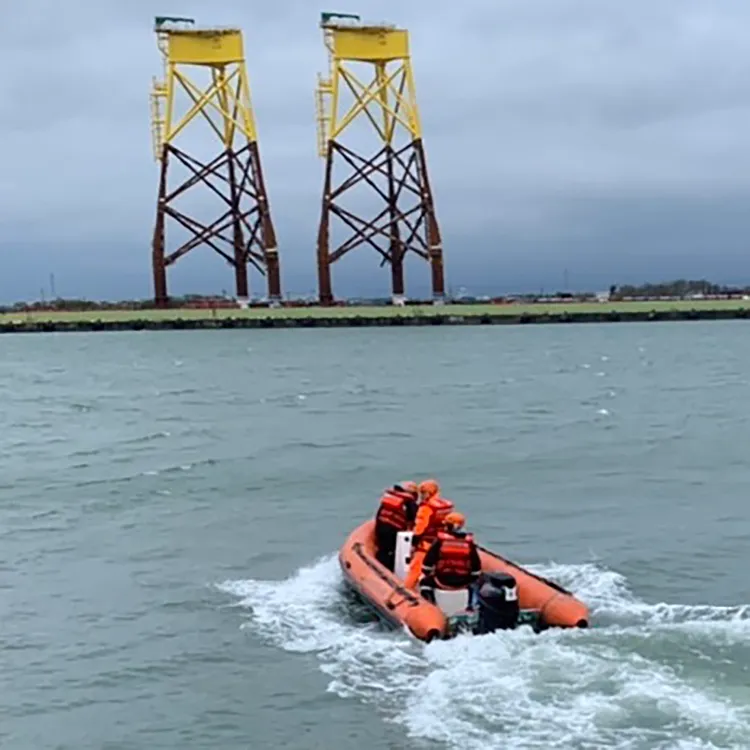 救難人員前往救援落海學生。讀者提供