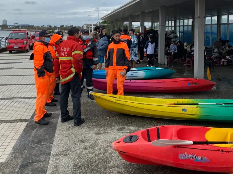 高科大學生獨木舟訓練落海受困，幸平安獲救。讀者提供