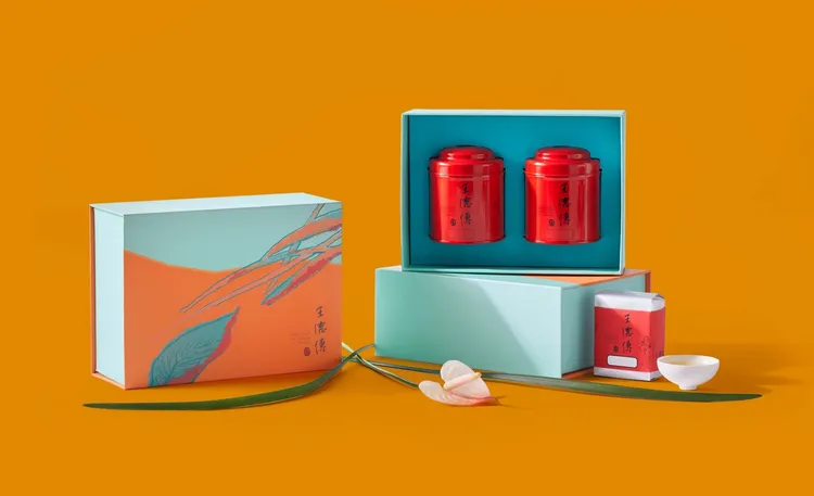 「盛新迎春」禮盒以經典的凍頂烏龍和金萱烏龍預祝來年蓬勃燦爛。業者提供