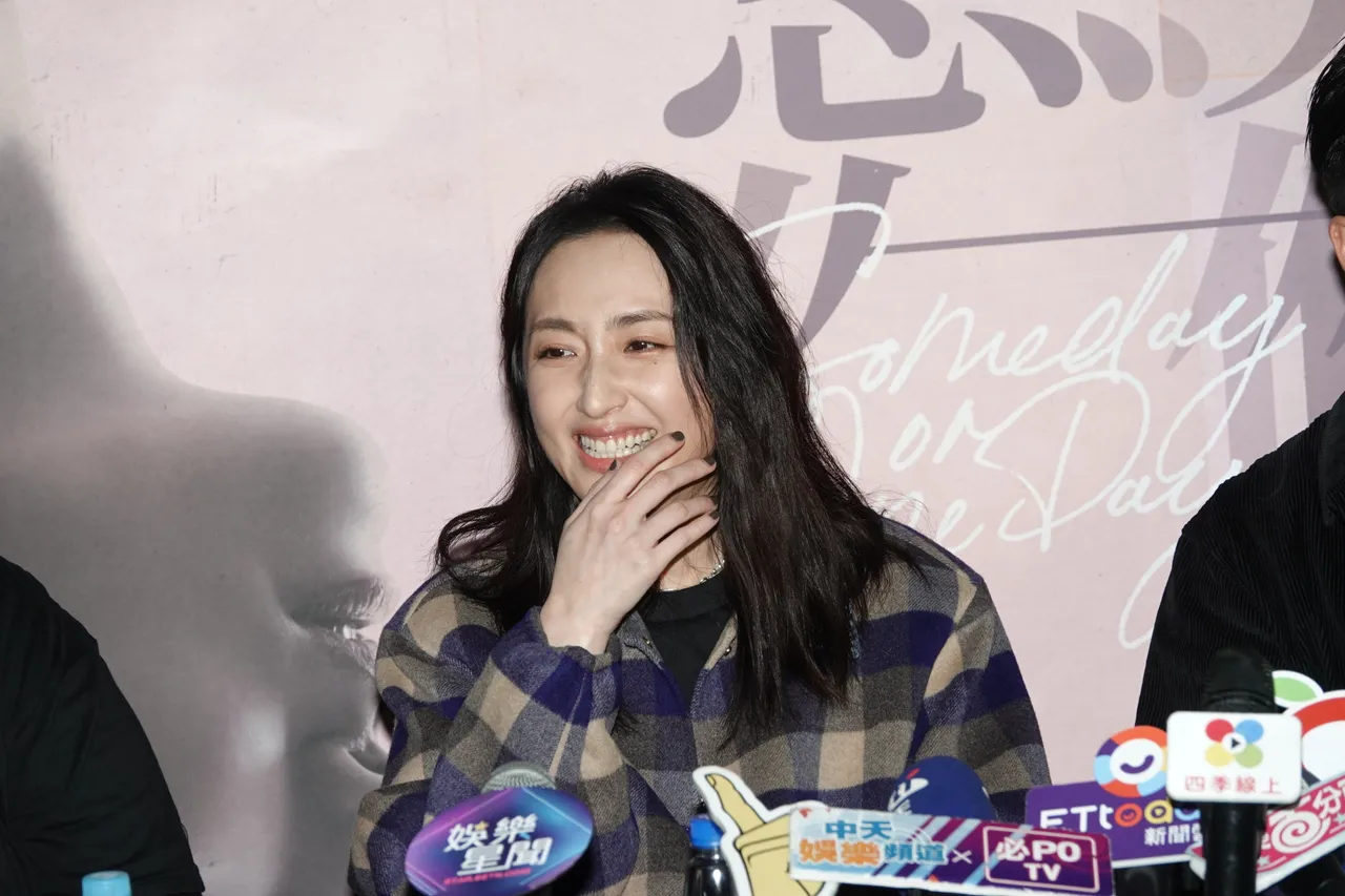 柯佳嬿被問重回學生妹的感覺，害羞笑說「真的非常不好意思」。陳德興攝