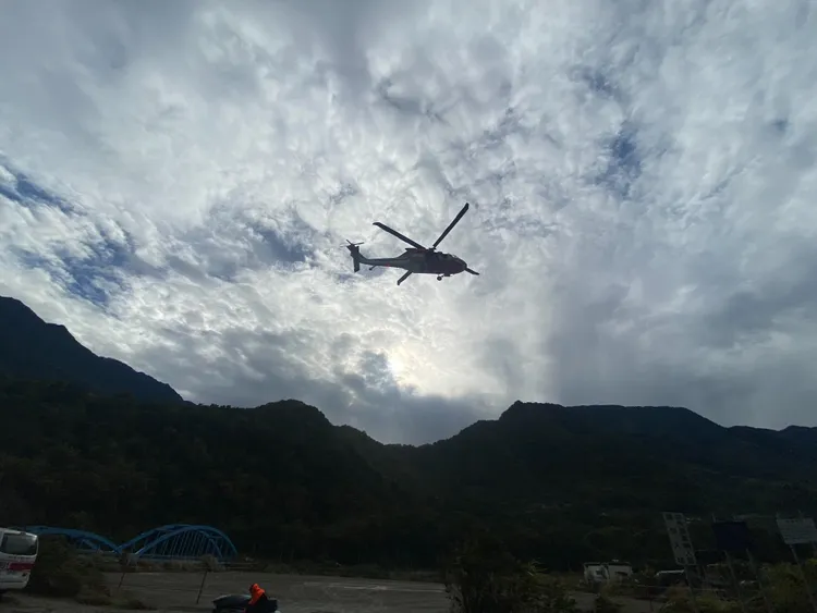 空勤總隊出動直昇機救援。民眾提供