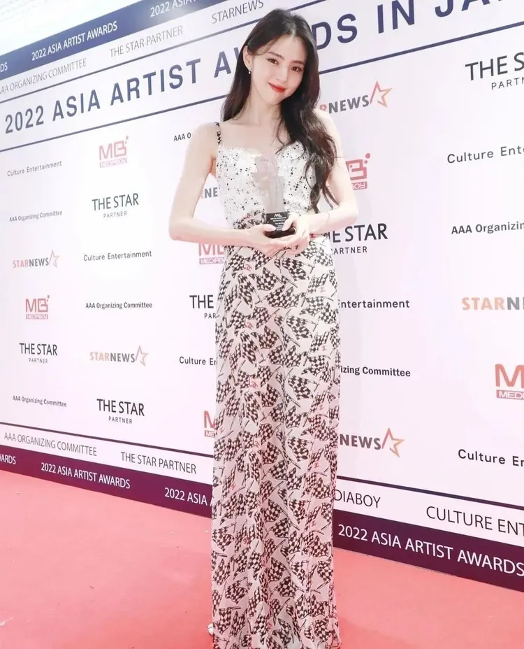 韓素希將將香奈兒充滿度假風情的早春長洋裝穿出優雅又清新的禮服感。翻攝kimhaejena IG