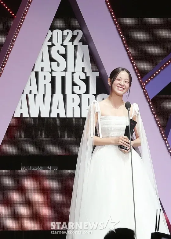 金世正在AAA盛典穿以色列設計師禮服品牌CHANA MARELUS 2022秋冬系列白紗禮服展現夢幻小女人氣息。翻攝STARNEWS