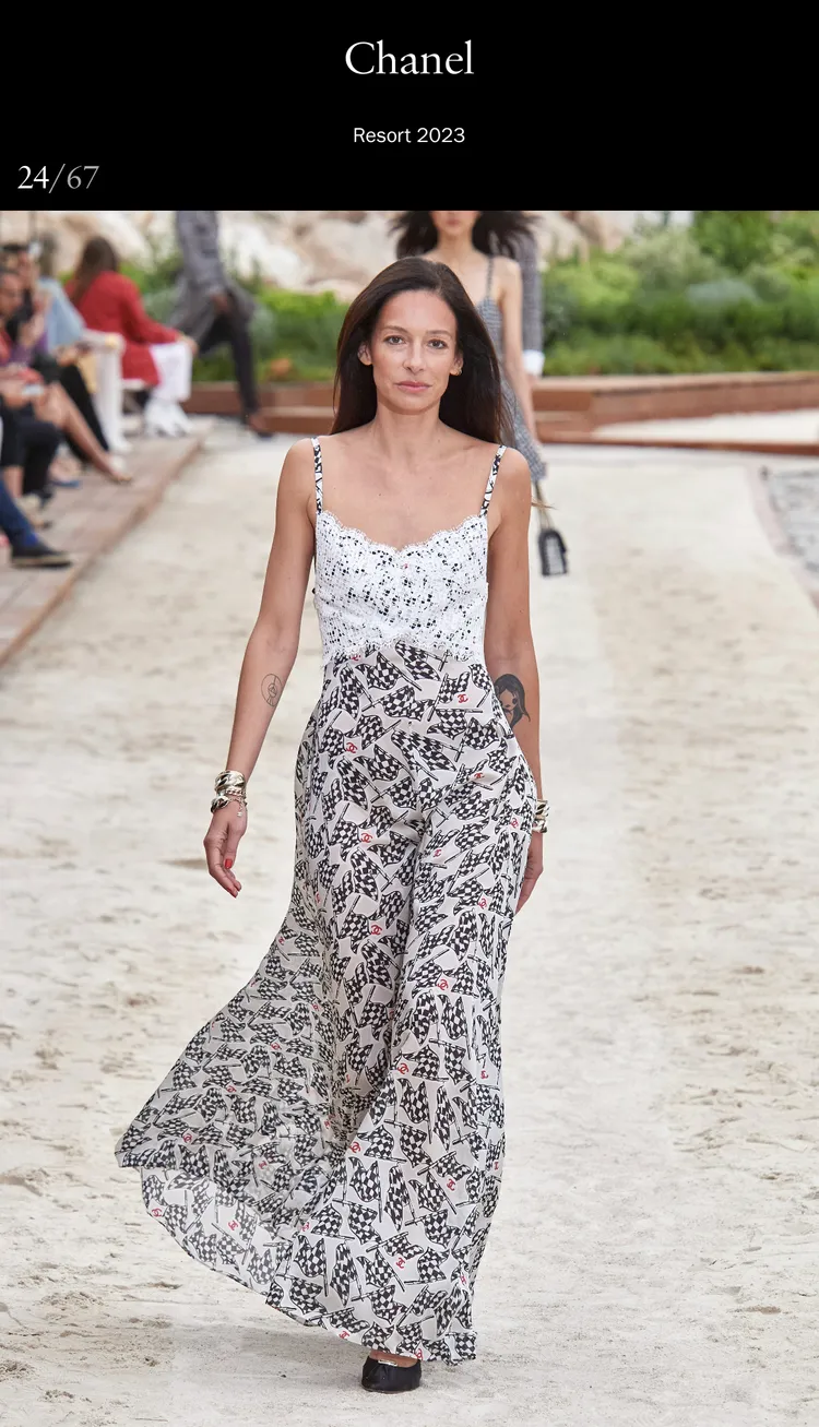 香奈兒2023早春度假系列絲質蕾絲細肩帶長洋裝。翻攝VOGUE Runway網站