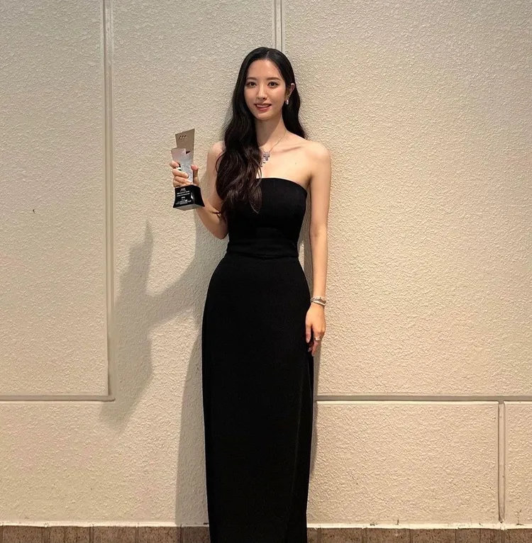苞娜，穿韓國設計師品牌HOUSE OF AMY 2023春夏系列露肩合身禮服，則顯得中規中矩。翻攝Kkbyss IG