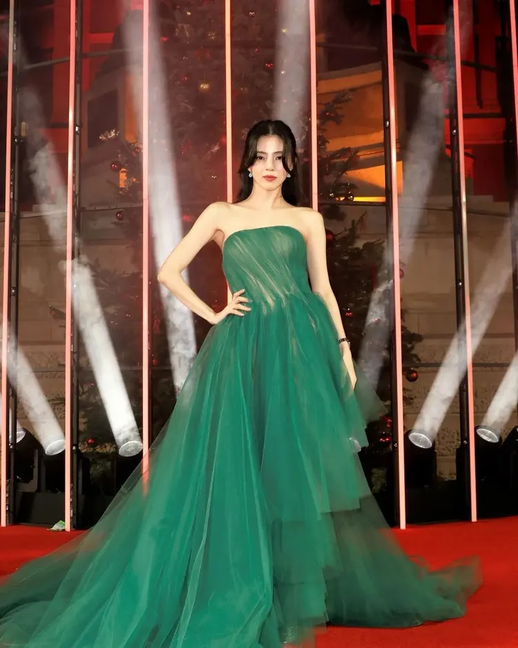 韓素希日前於倫敦出席2022英國時尚大獎（The Fashion Awards），以Reem Acra湖水綠薄紗平口禮服造型展現性感女神風采。翻攝xeesoo1118 IG