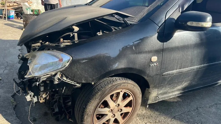 酒駕楊男的黑色轎車車頭毀損嚴重。民眾提供