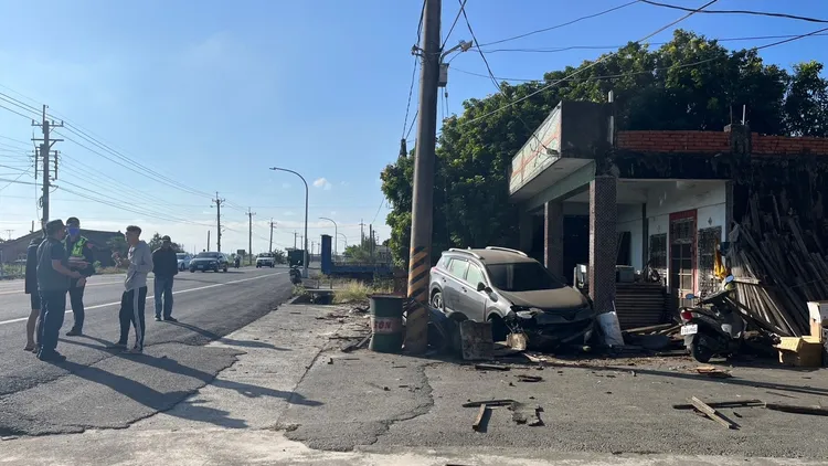 附近居民聽聞發生車禍，在現場關切遭撞休旅車民眾傷勢。民眾提供