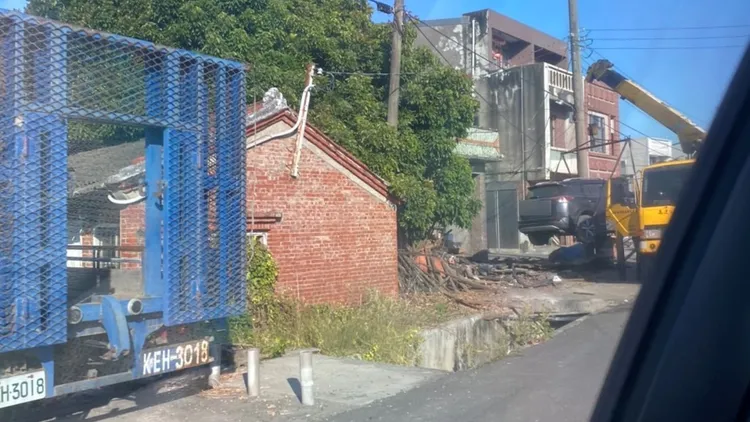 民眾路過拍下事故現場照，PO網分享追緝肇逃車主。民眾提供