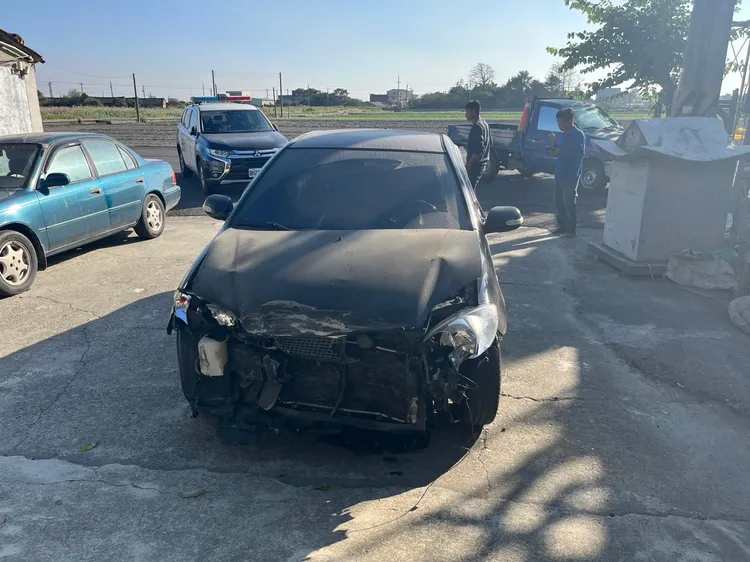 楊男酒駕肇事，車頭毀損相當嚴重。民眾提供