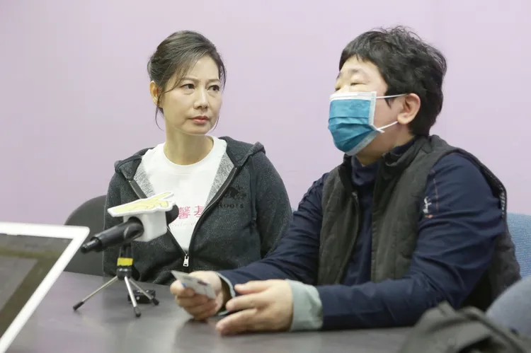 溫郁芳（右）平時有在看丁寧臉書分享心情。朱世閎攝