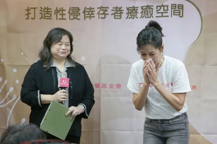 丁寧（右）對受害者感同身愛當場落淚。朱世閎攝