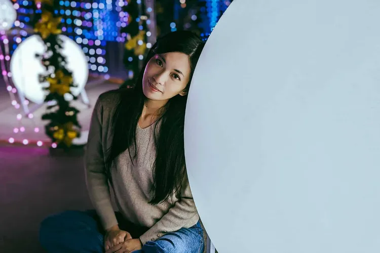 運用白色燈球光源和人像模式，呈現出特殊的構圖。市府提供