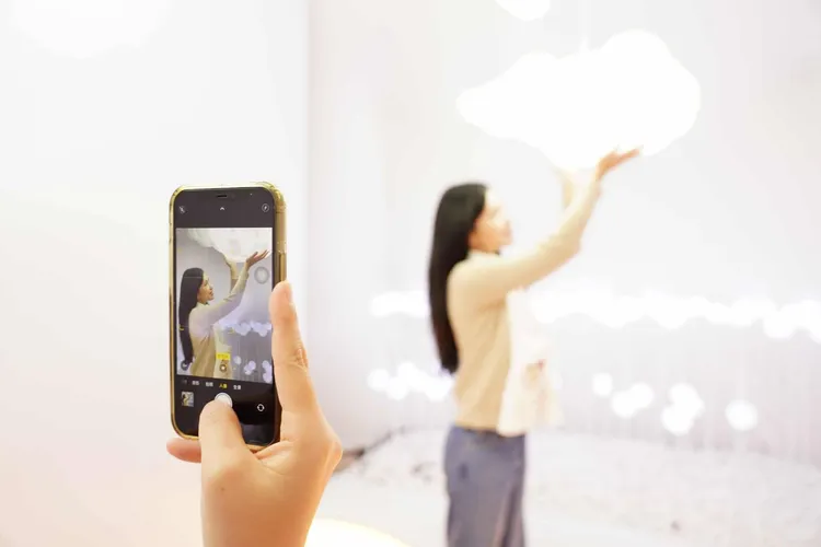 以乾淨牆面為背景，輕捧雲朵，帶出花朵裝置當畫面點綴，即使整體都是白色的色調，拍出的照片也非常有層次感。市府提供