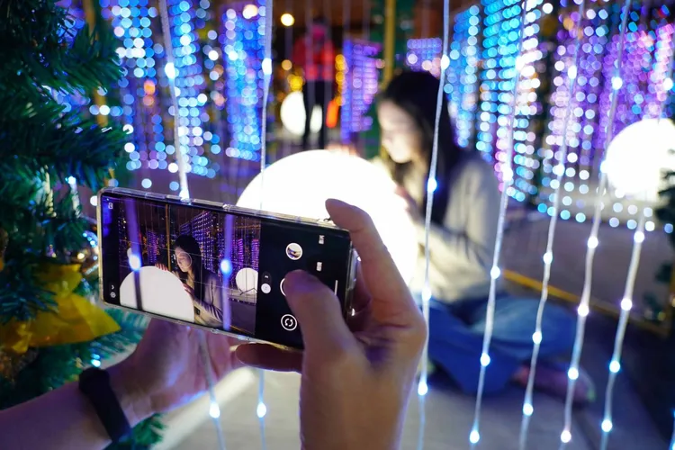 借用白色燈球的光源與垂落的燈條，就能拍出相當有風格的美照。市府提供