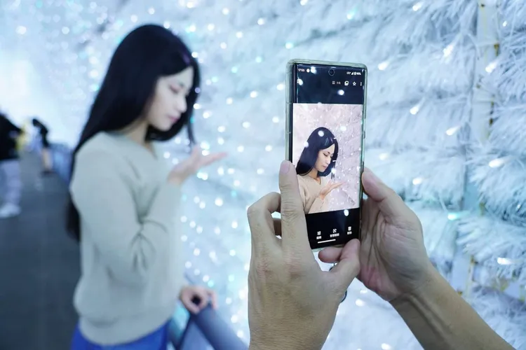 夢幻的雪白燈飾天橋「綺麗光廊」就算有路人，只要找到一處沒人的點位，用燈飾當前景，帶出局部特寫也很美。市府提供