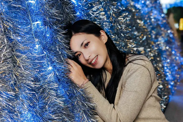 借用裝置燈牌的光源，與意想不到的角度，就能拍出唯美照片。市府提供