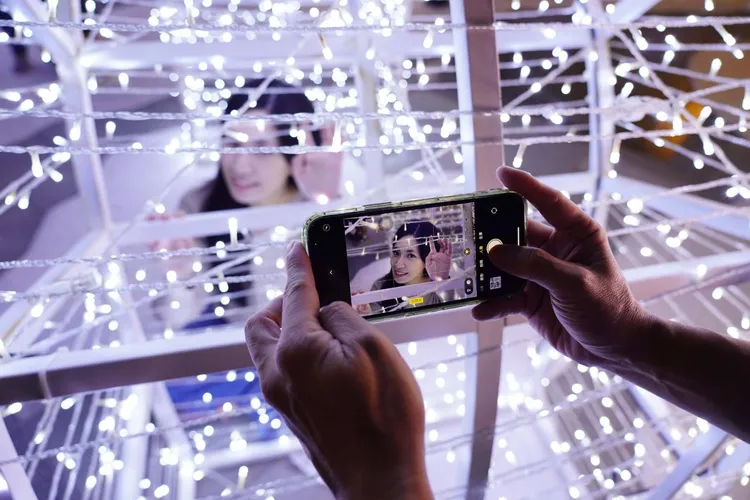 攝影師說別再只站在拱門下拍照啦！運用燈飾與鋼架之間的縫隙，就會有不同感覺的呈現。市府提供