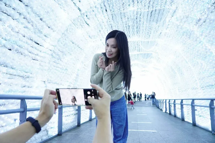 開城後的天橋總是有人，運用廣角模式再加上模特兒前傾身，就能擋住後方的路人囉。市府提供